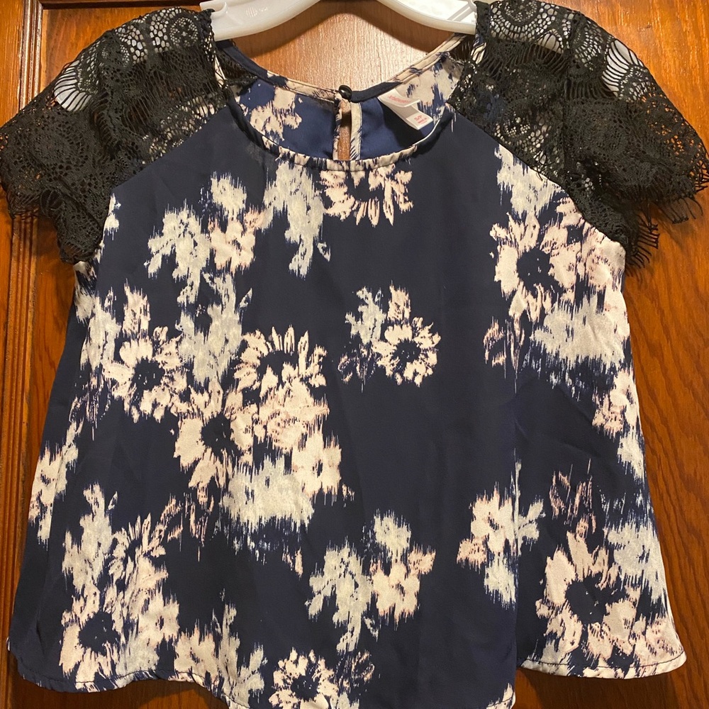 Lace cap sleeve crop top